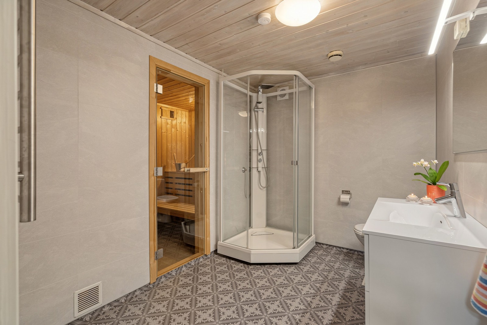 Badet er modernisert og oppusset og fremstår som moderne og smakfullt Galleribilde
