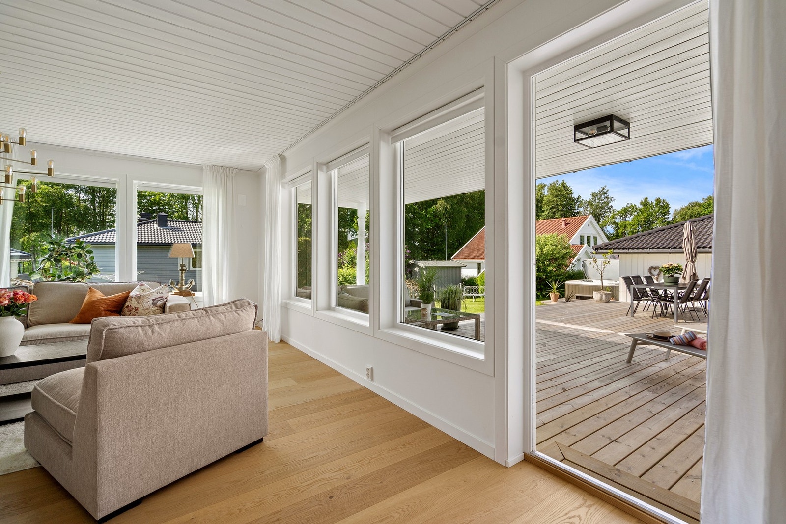 Fra stuen er det utgang til herlig uteplass og hagen Galleribilde