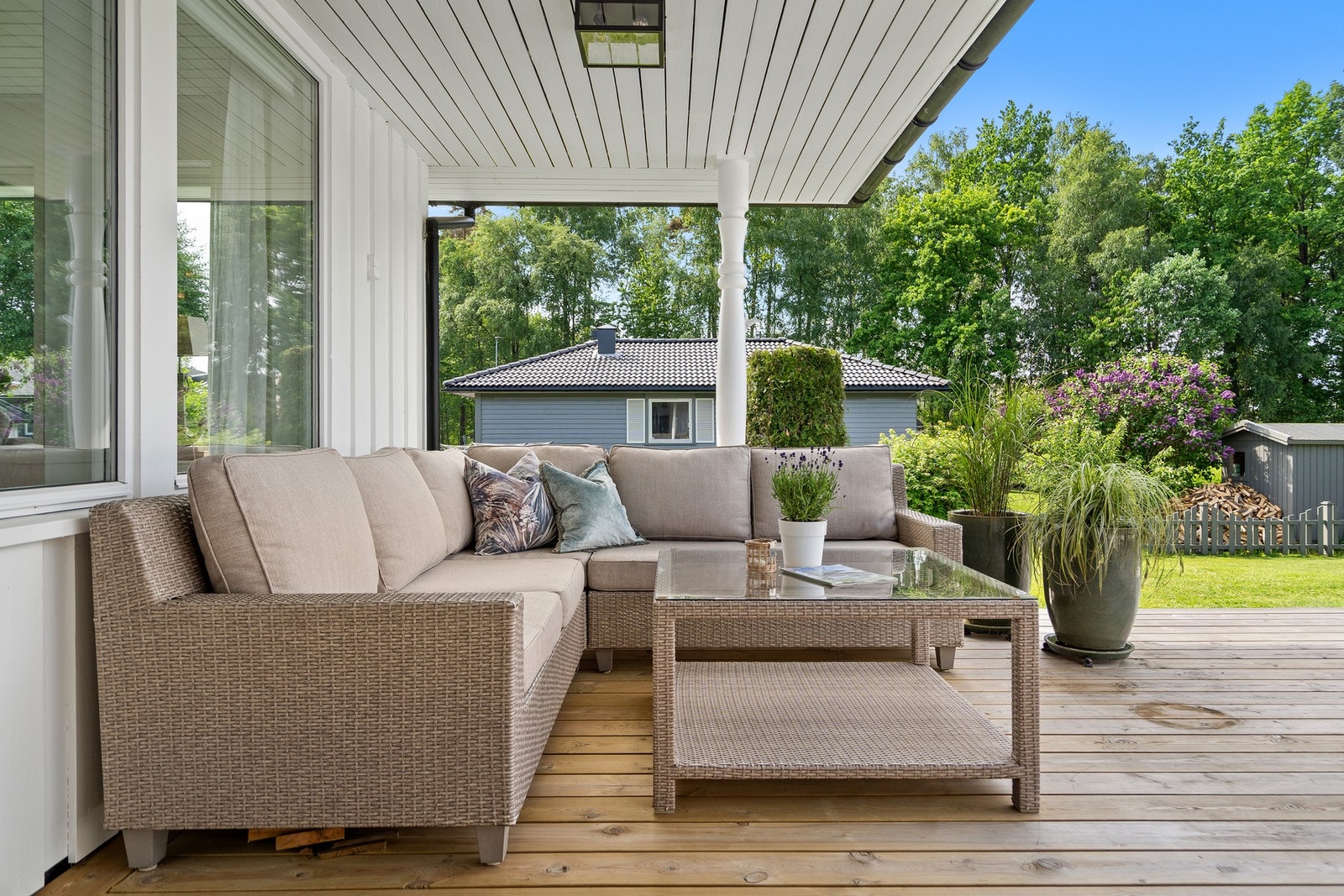 Delvis overbygget terrasse. Terrassen er stor og hag gode møbleringsmuligheter for sofagruppe, solsenger og spisebord........ Galleribilde