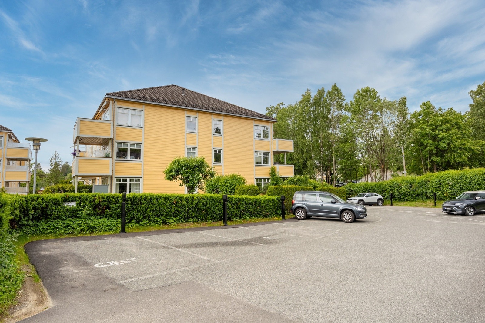 Det er også gjesteparkering i sameiet. Galleribilde