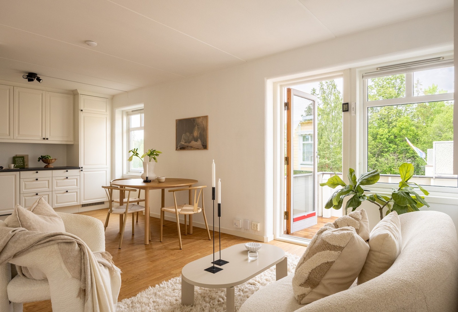 Leiligheten er lys og innbydende. Galleribilde