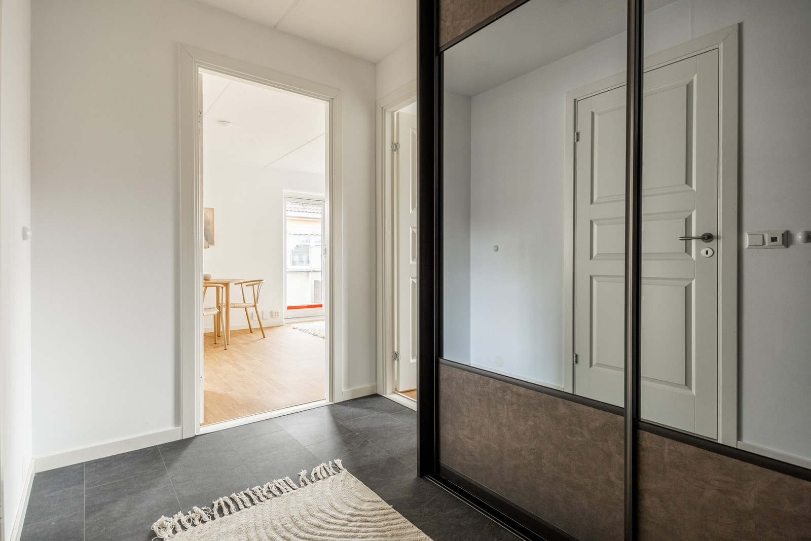 Funksjonell entré med plass for klesoppheng og oppbevaring av sko i stor, medfølgende garderobe. Galleribilde