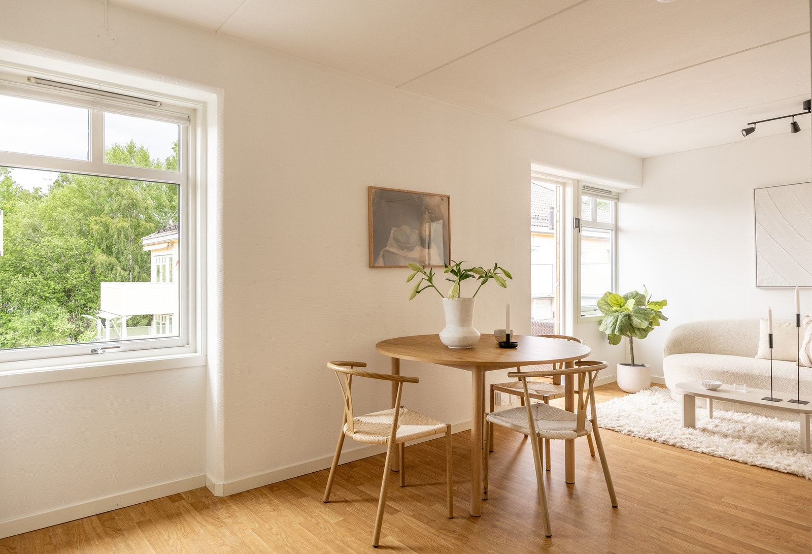 De store vinduene slipper inn rikelig med naturlig lys. Galleribilde