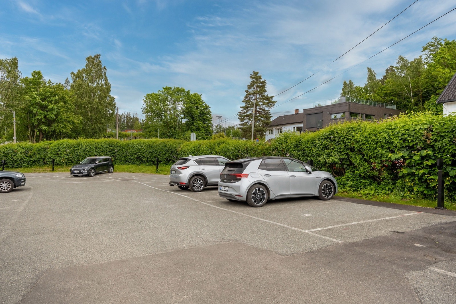 Parkeringsplass med el-billader medfølger salget. Galleribilde