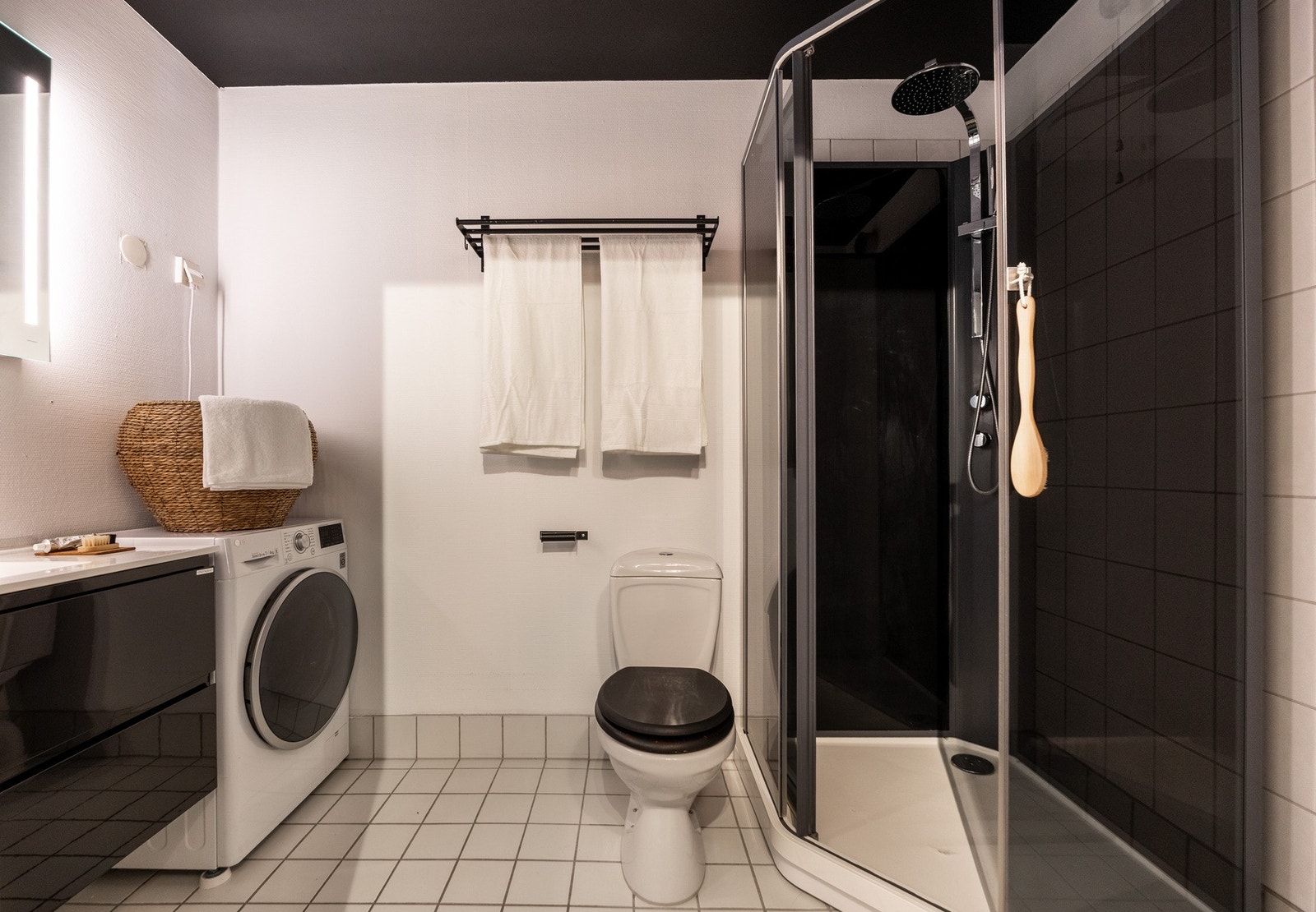 Romslig bad med elektriske varmekabler. Galleribilde