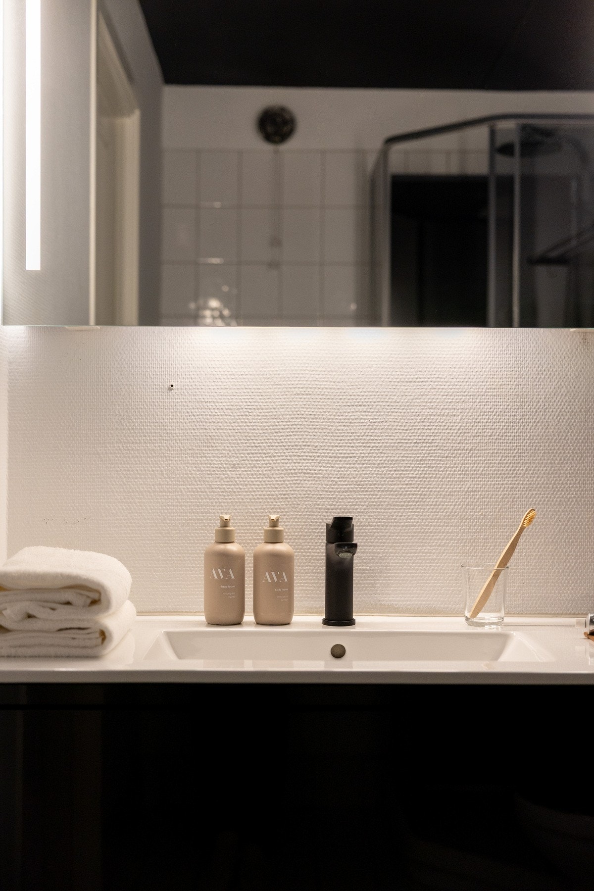 Innredningen består av vegghengt skap med nedfelt servant, samt belyst speil på vegg. Galleribilde