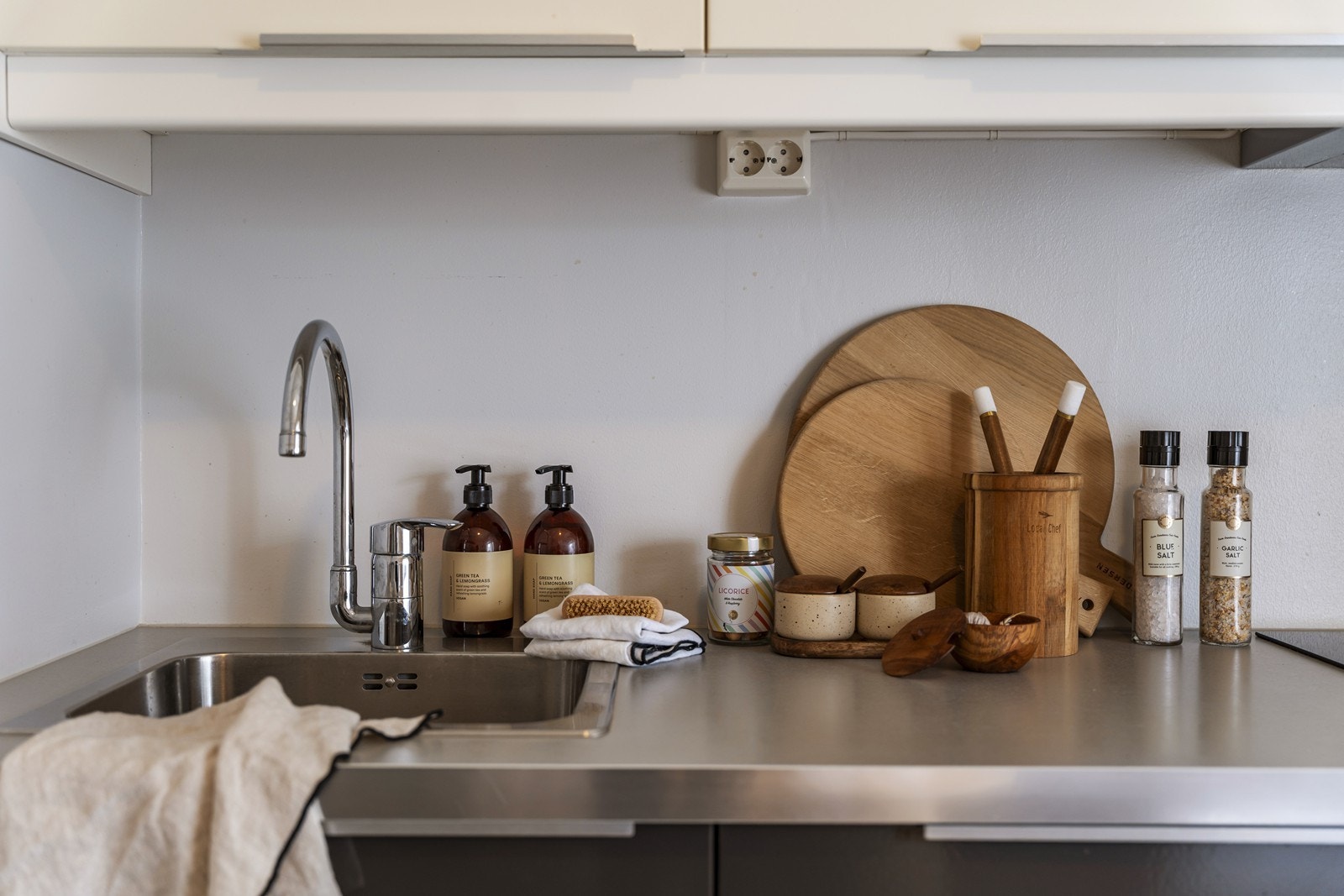 Benkeplate i stål og gjennomgående detaljer i krom bidrar til et stilrent uttrykk. Galleribilde