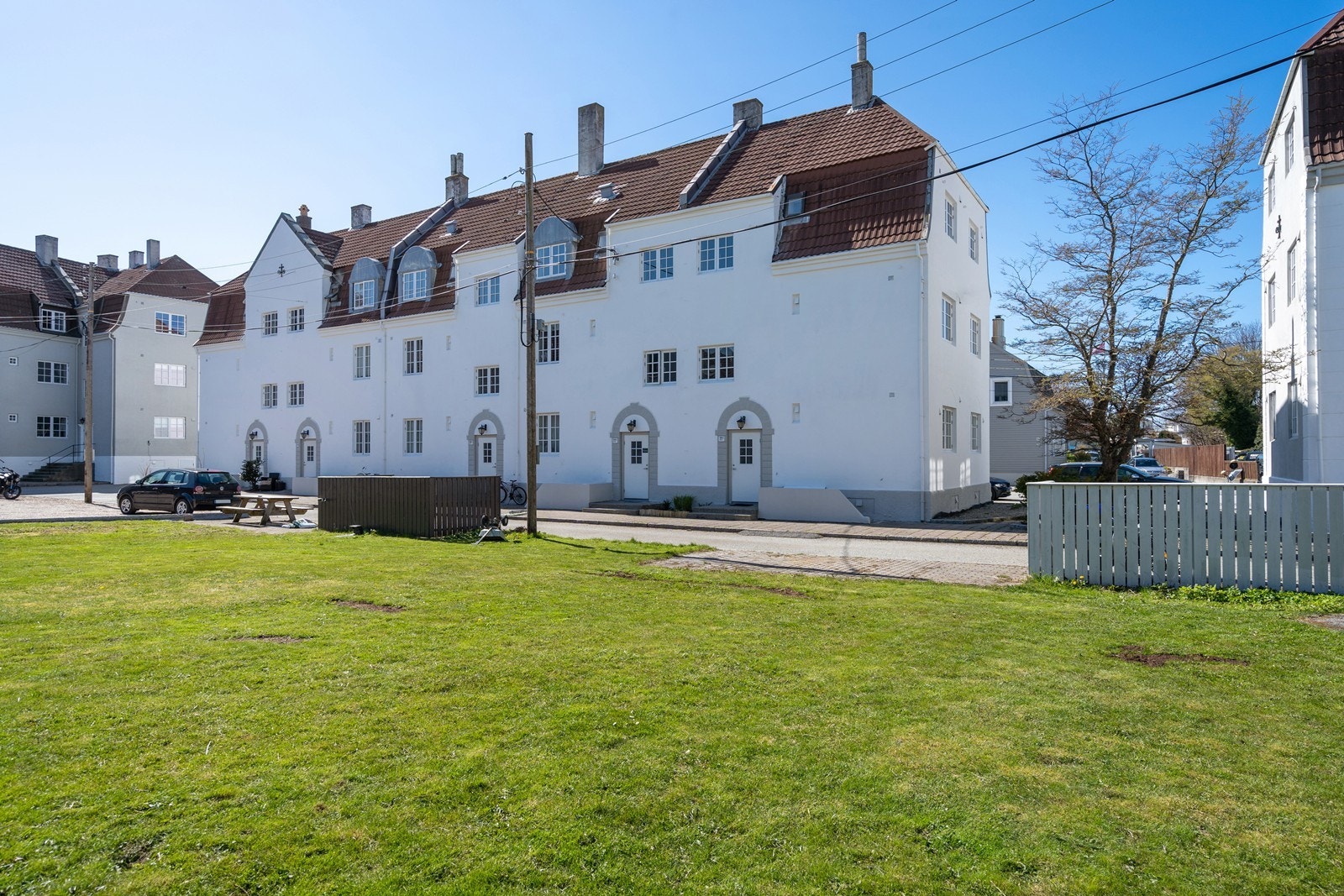 Med flotte fellesarealer som byr på parkering, grøntområder og sitteplasser. Galleribilde