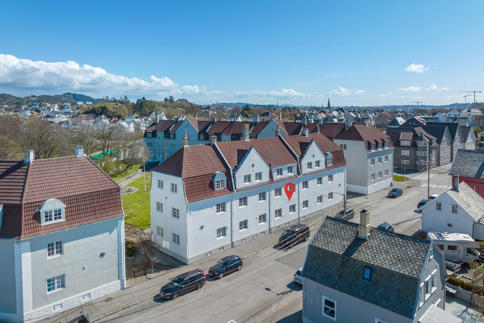 En lys og arealeffektiv leilighet i ærverdige Hauge bygård. Galleribilde