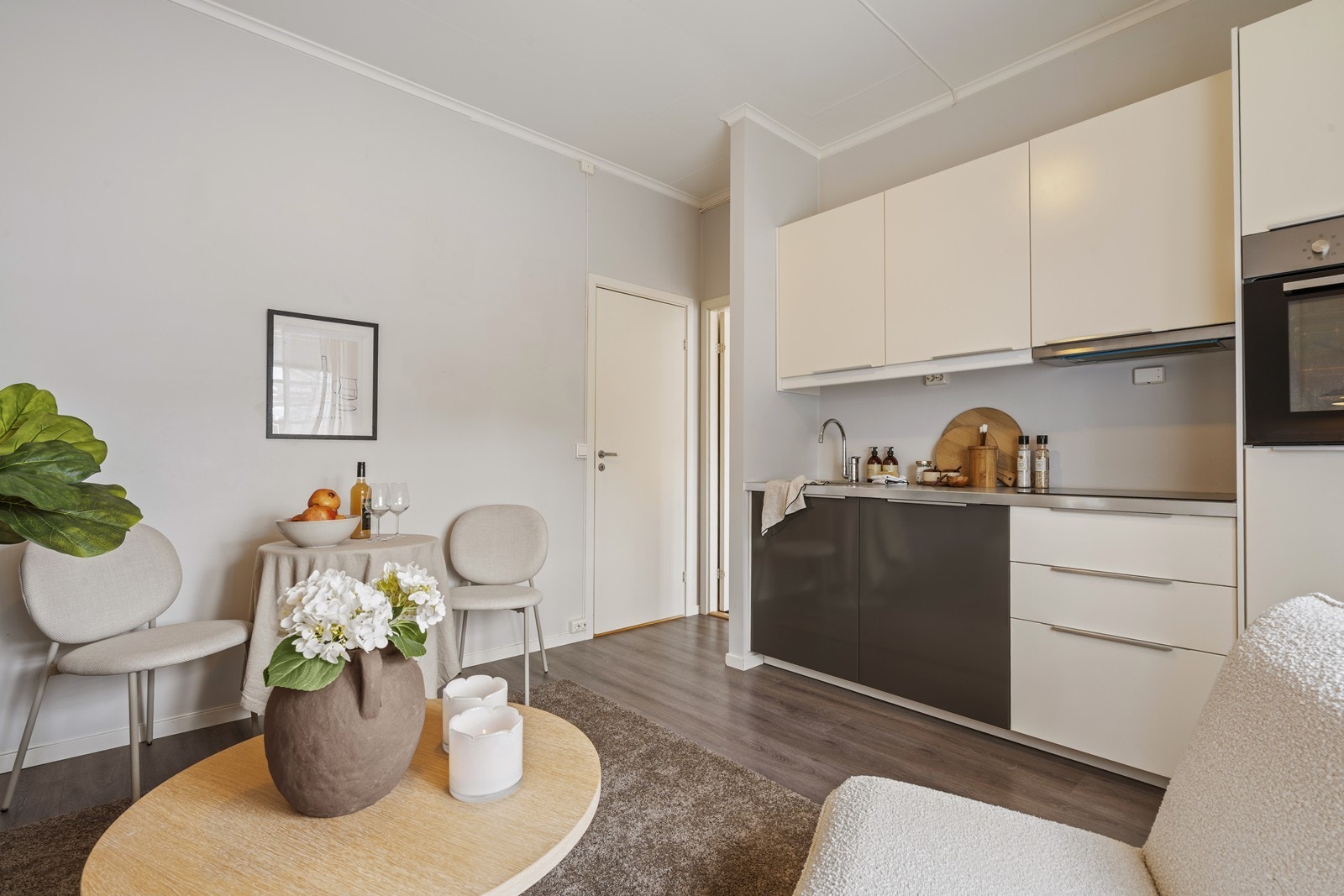 Kjøkkenet ligger i åpen løsning mot stuen og fremstår moderne og funksjonelt. Galleribilde