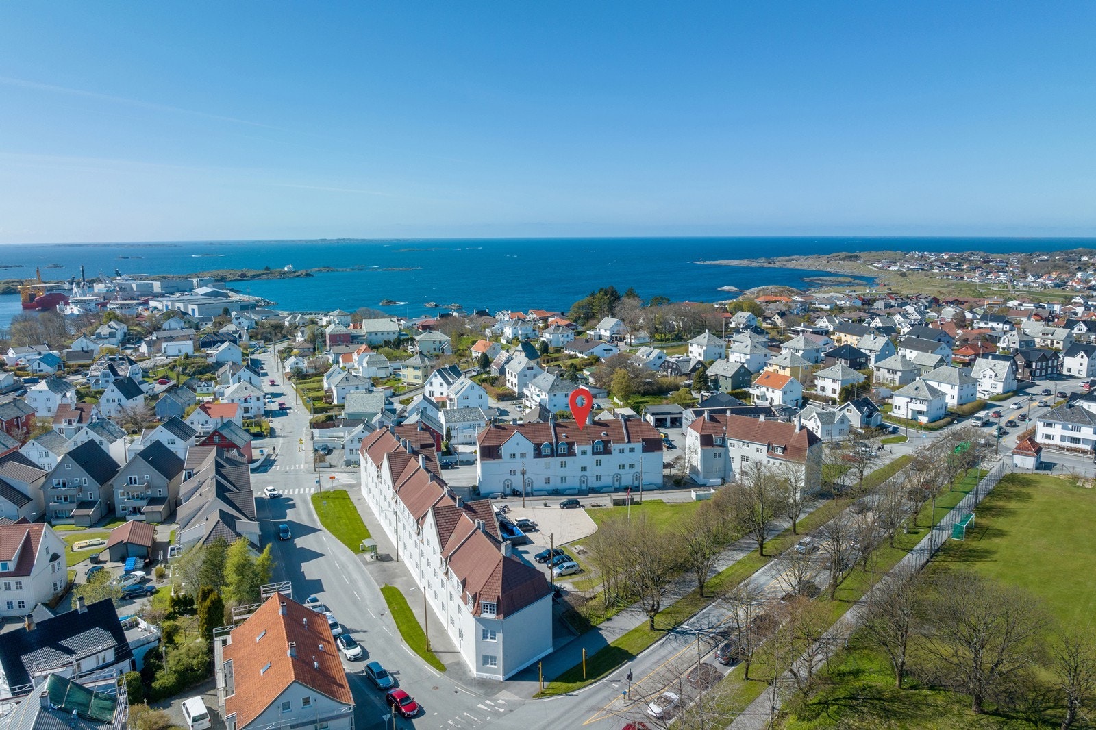 Eiendommen har en sentrumsnær beliggenhet med gangavstand til byens fasiliteter, samt nærhet til dagligvare, skoler, barnehager, og flotte turområder som Kyststien, Vangen og Djupadalen. Galleribilde