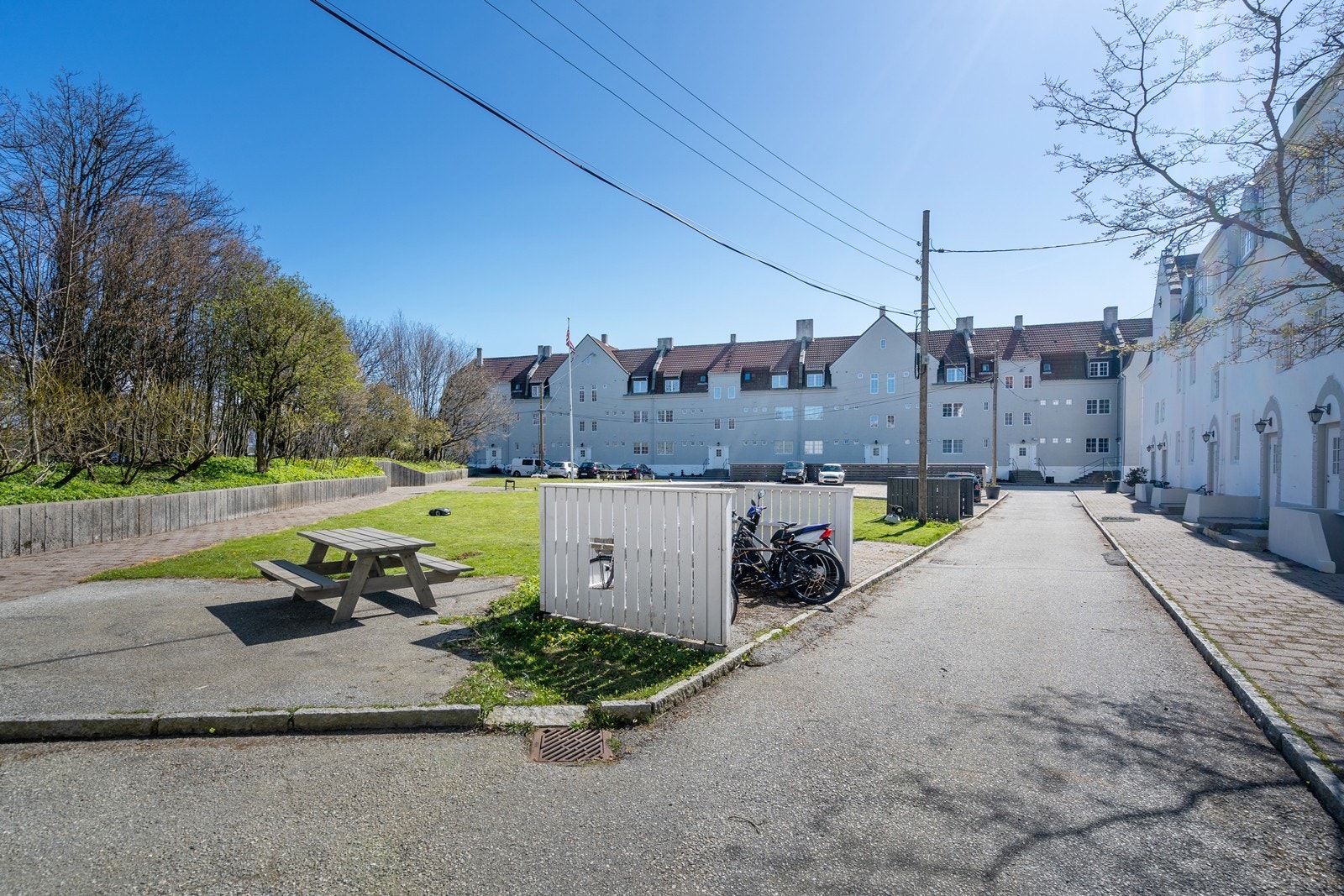 Trivelige fellesområder med sykkelparkering og flere hyggelige sitteplasser for beboerne. Galleribilde