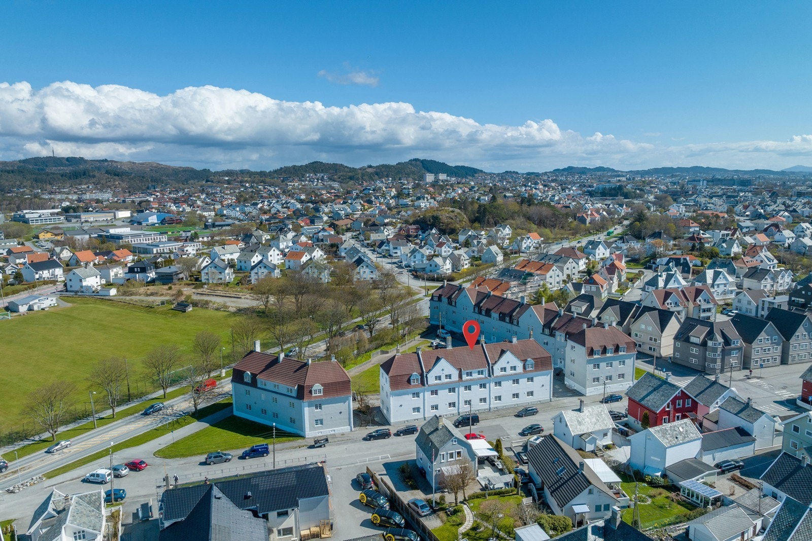 Her bor du med en fin kombinasjon av nærhet til sentrum og en tilbaketrukket beliggenhet, med alt du trenger i hverdagen innen kort avstand. Galleribilde