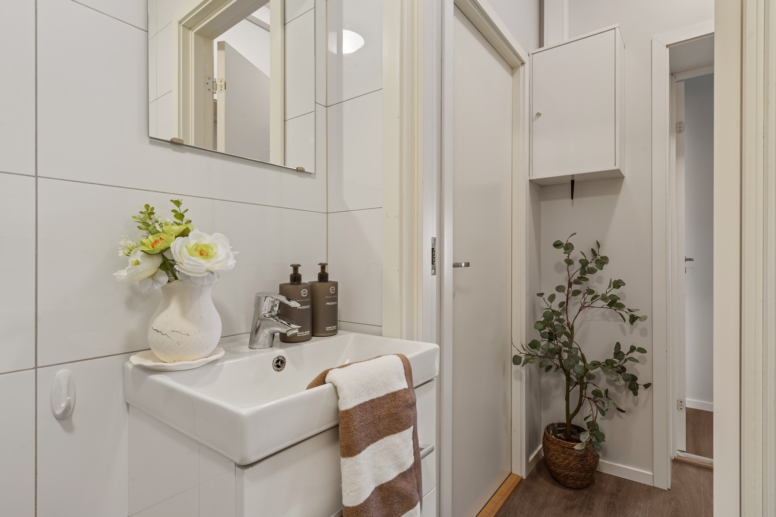 Badet fremstår lyst og pent med helflisede vegger og gulv. Galleribilde