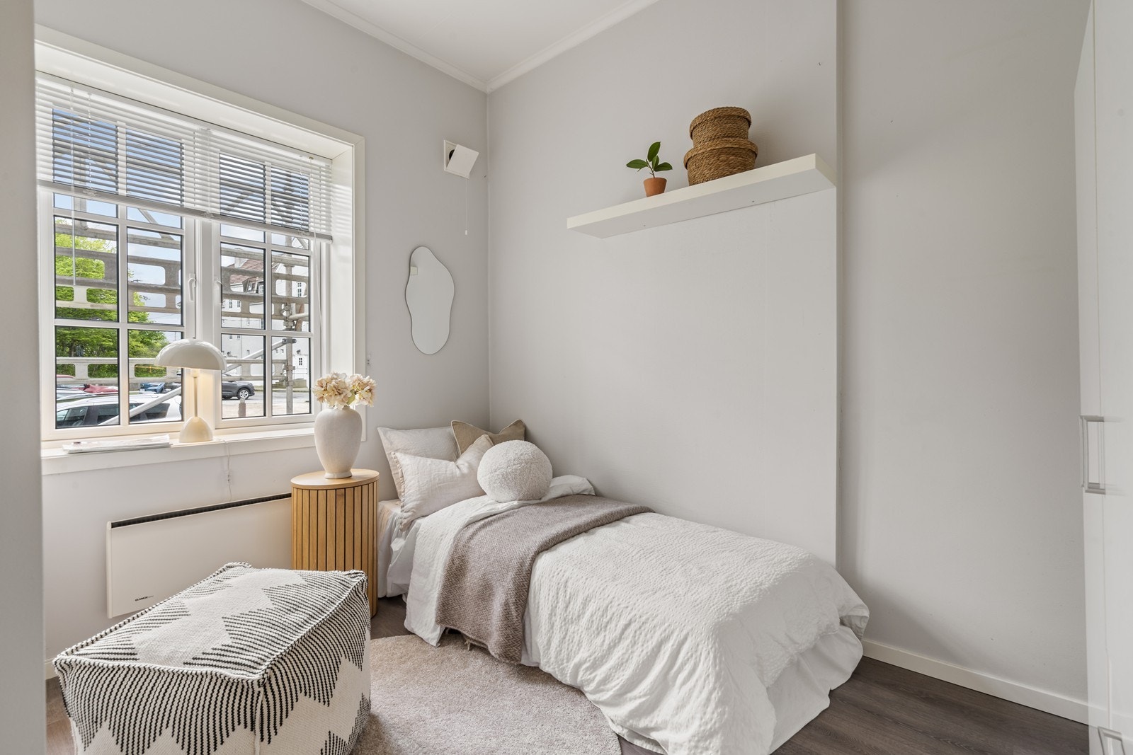 Soverom 2, av god størrelse og innredet i lyse farger. Galleribilde