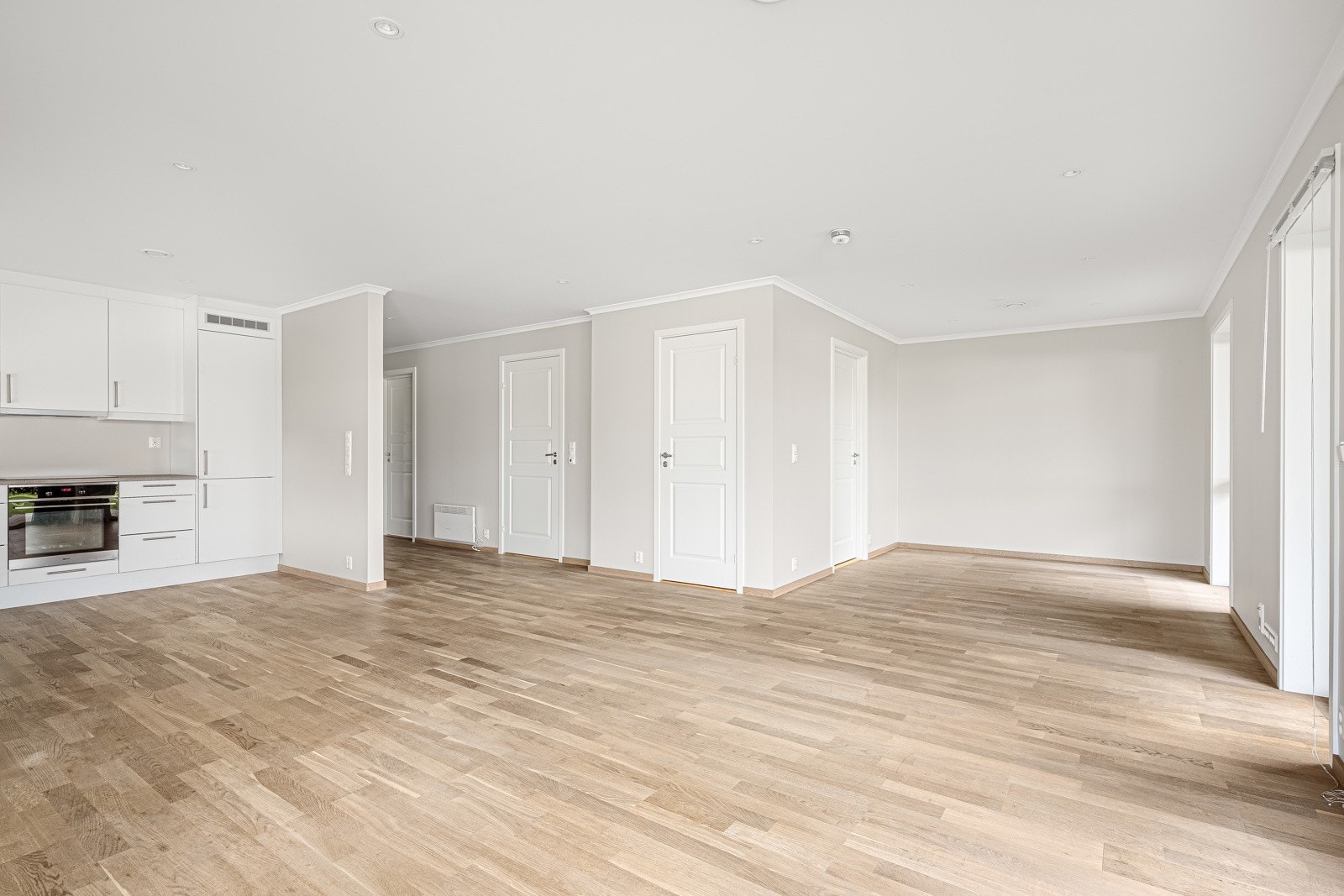 Stuen har godt plass for både salong og spisestue Galleribilde