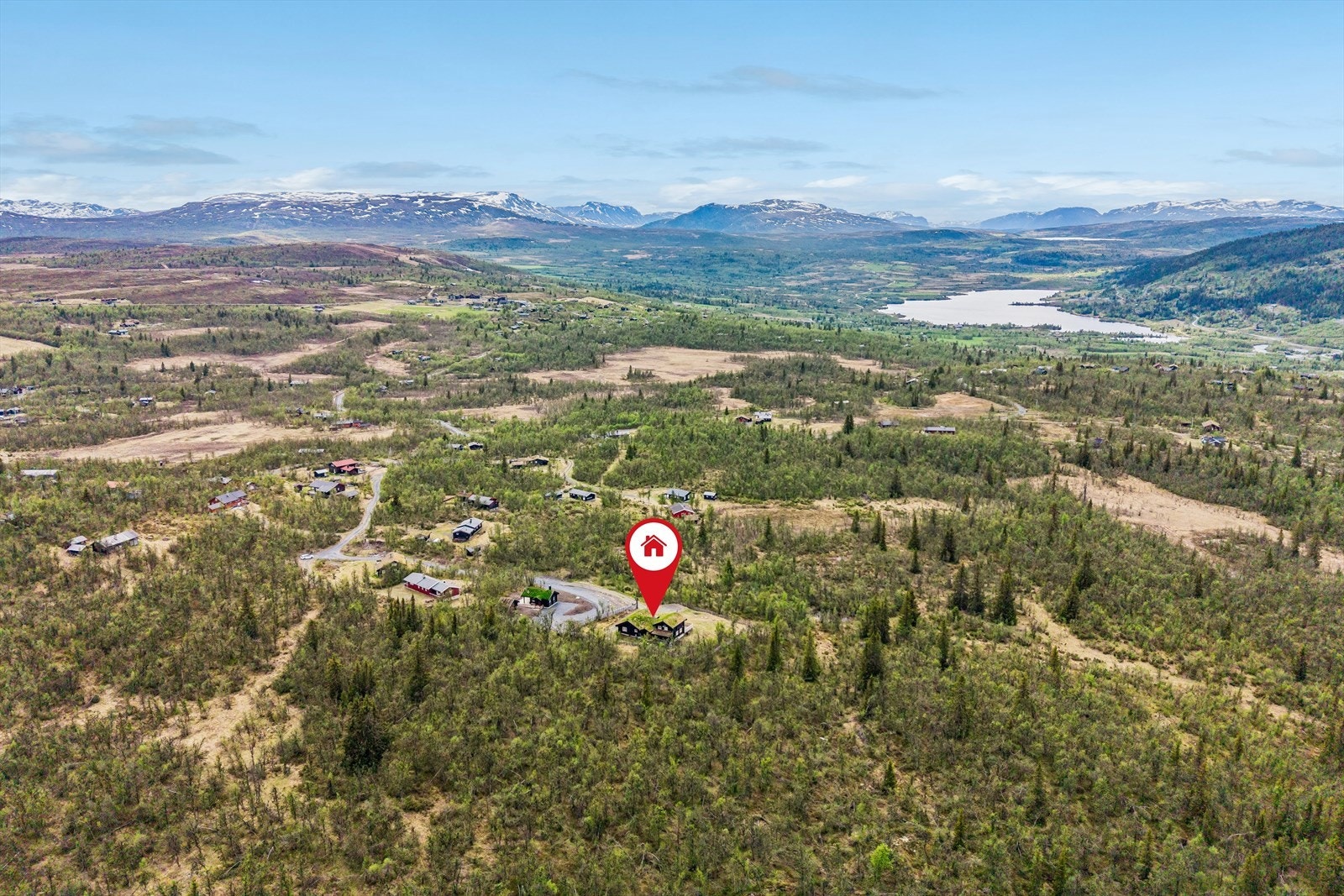Dette er en sjelden mulighet til å sikre seg en stor og eksklusiv håndlaftet tømmerhytte med en av områdets flotteste beliggenheter på Skørvestølen/Vaset, ca. 960 moh. Galleribilde