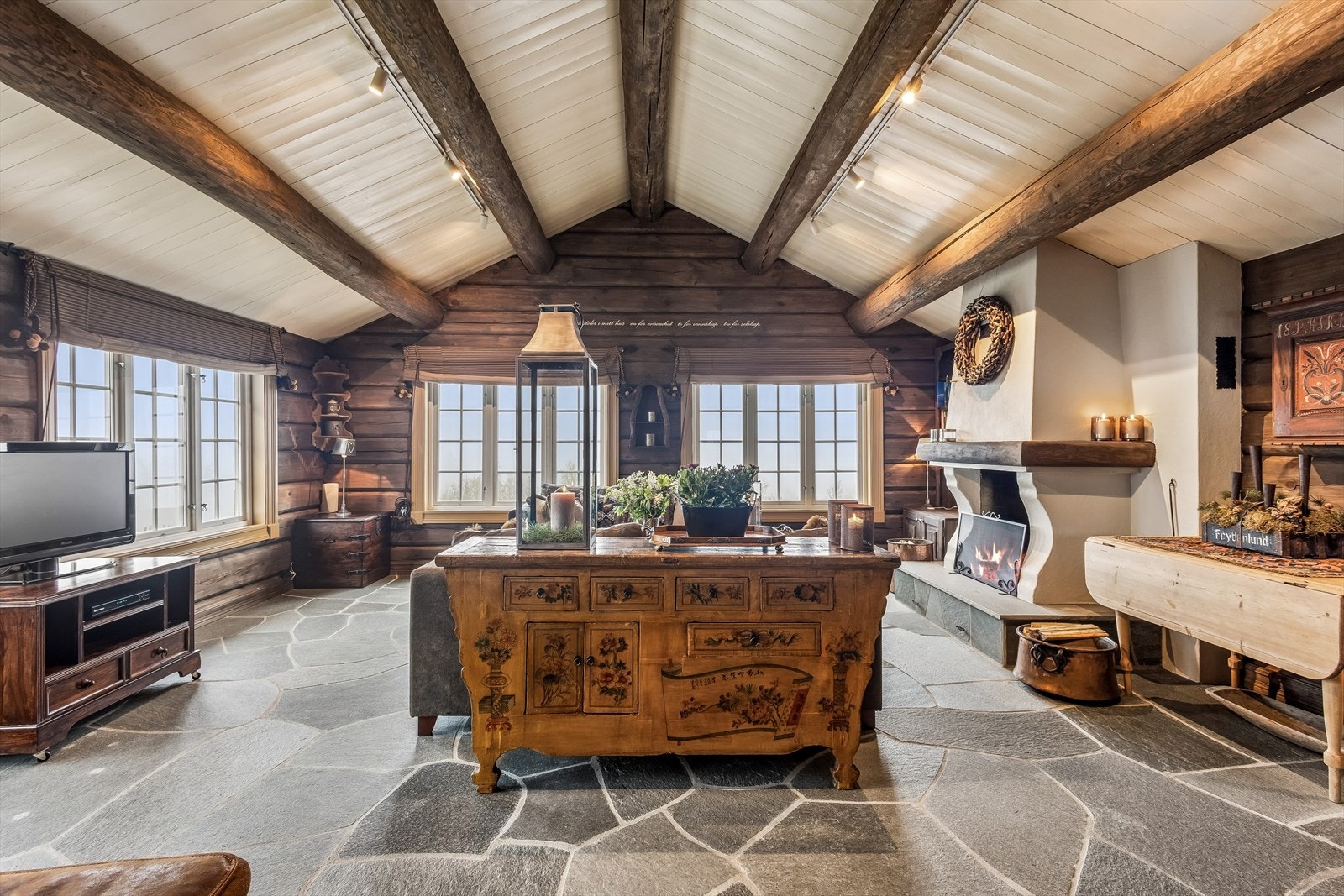 Store vindusflater slipper lyset inn og rammer inn den flotte utsikten mot Jotunheimen og omkringliggende fjell. Galleribilde
