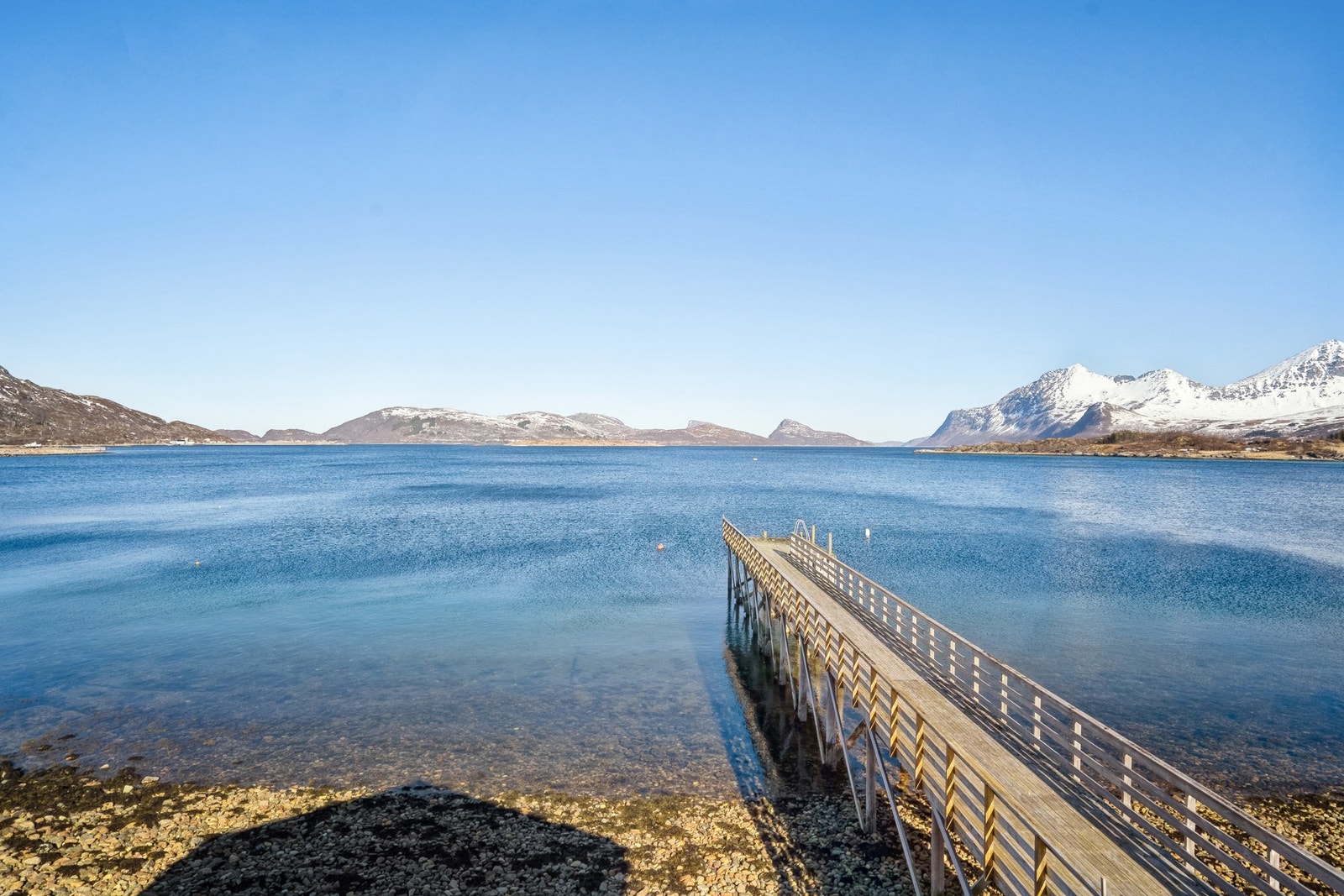 Med egen kai ved strandkanten ligger alt til rette for kajakkpadling og turer på havet. Galleribilde