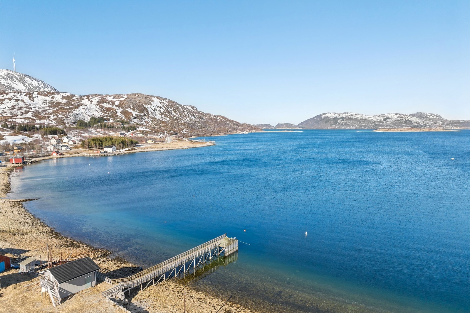 Eiendommen ligger i naturskjønne omgivelser i Sandneshamn på Kvaløya, med flotte turmuligheter i umiddelbar nærhet. Galleribilde