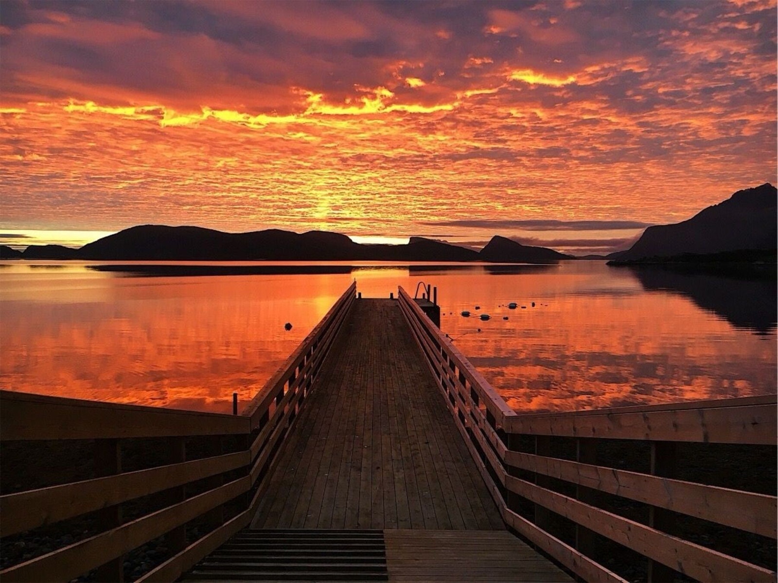 Eiendommen har en idyllisk beliggenhet ved strandkanten med egen kai, som gir unike muligheter for båtliv og fiske. Galleribilde