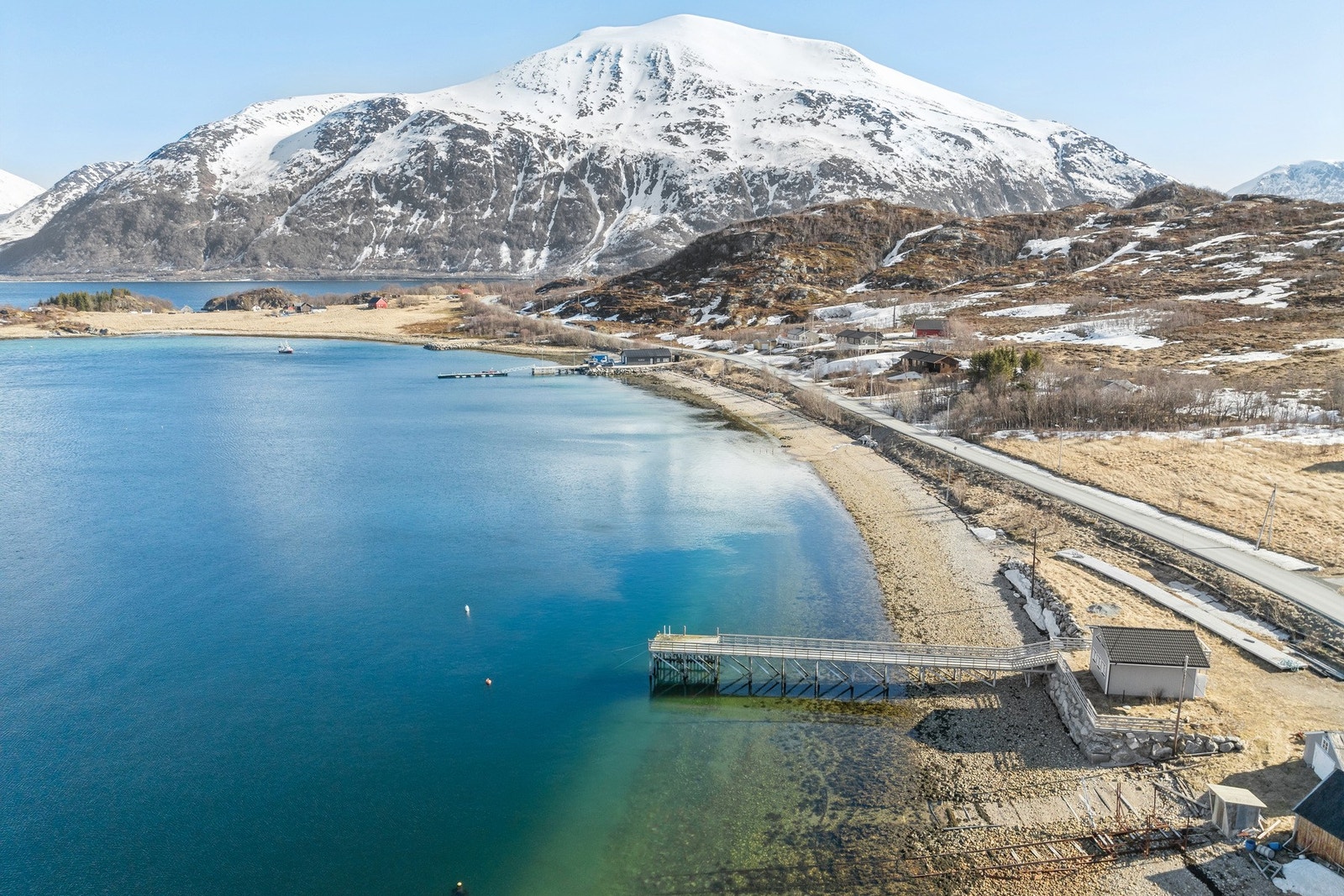 Herfra er det en kort kjøretur til vakre Sommarøya, kjent for sin storslåtte nordnorske natur. Galleribilde