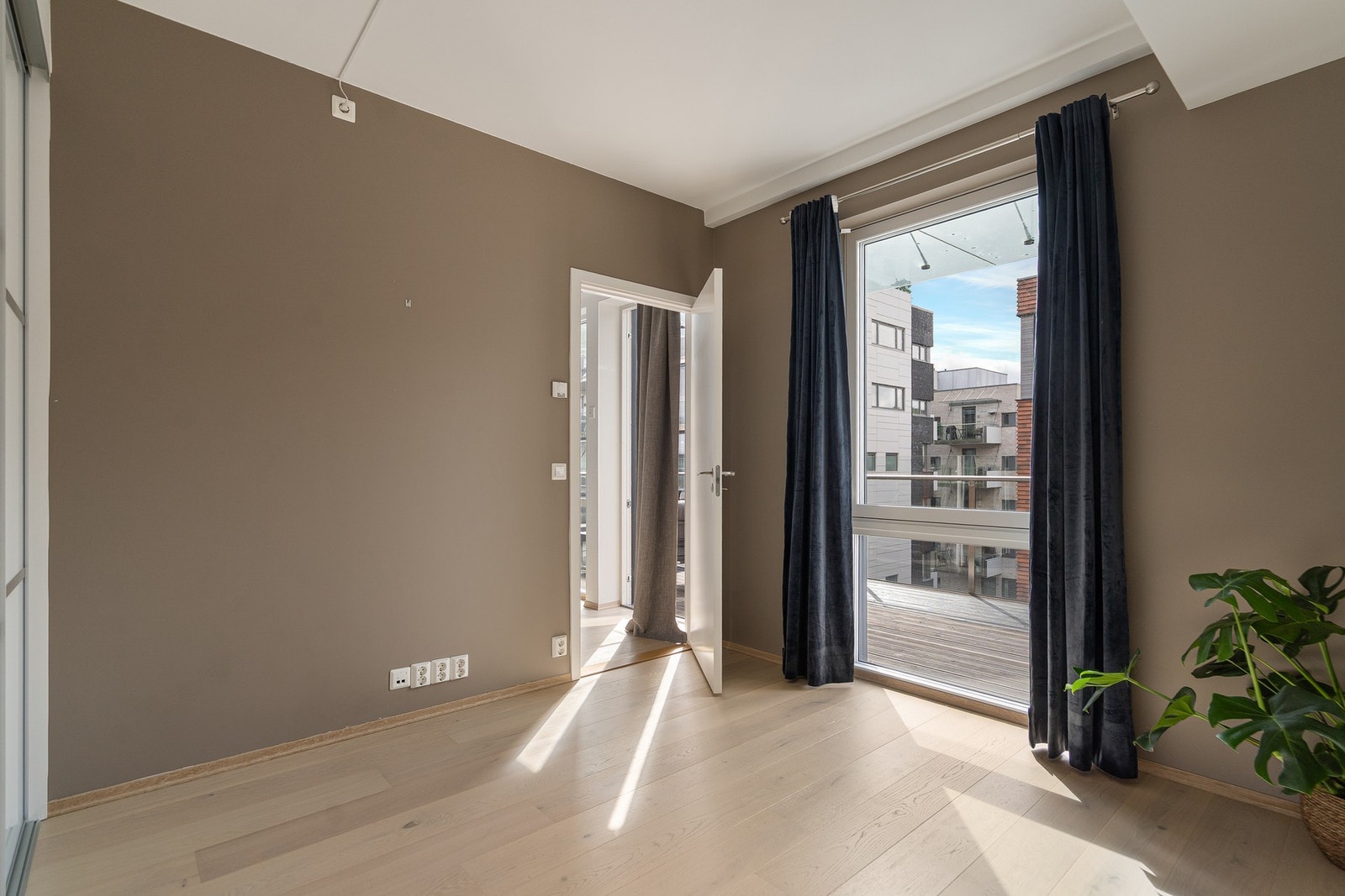 Det andre soverommet er romslig, har en flott skyvedørsgarderobe og byr på gode mengder naturlig lys. Galleribilde