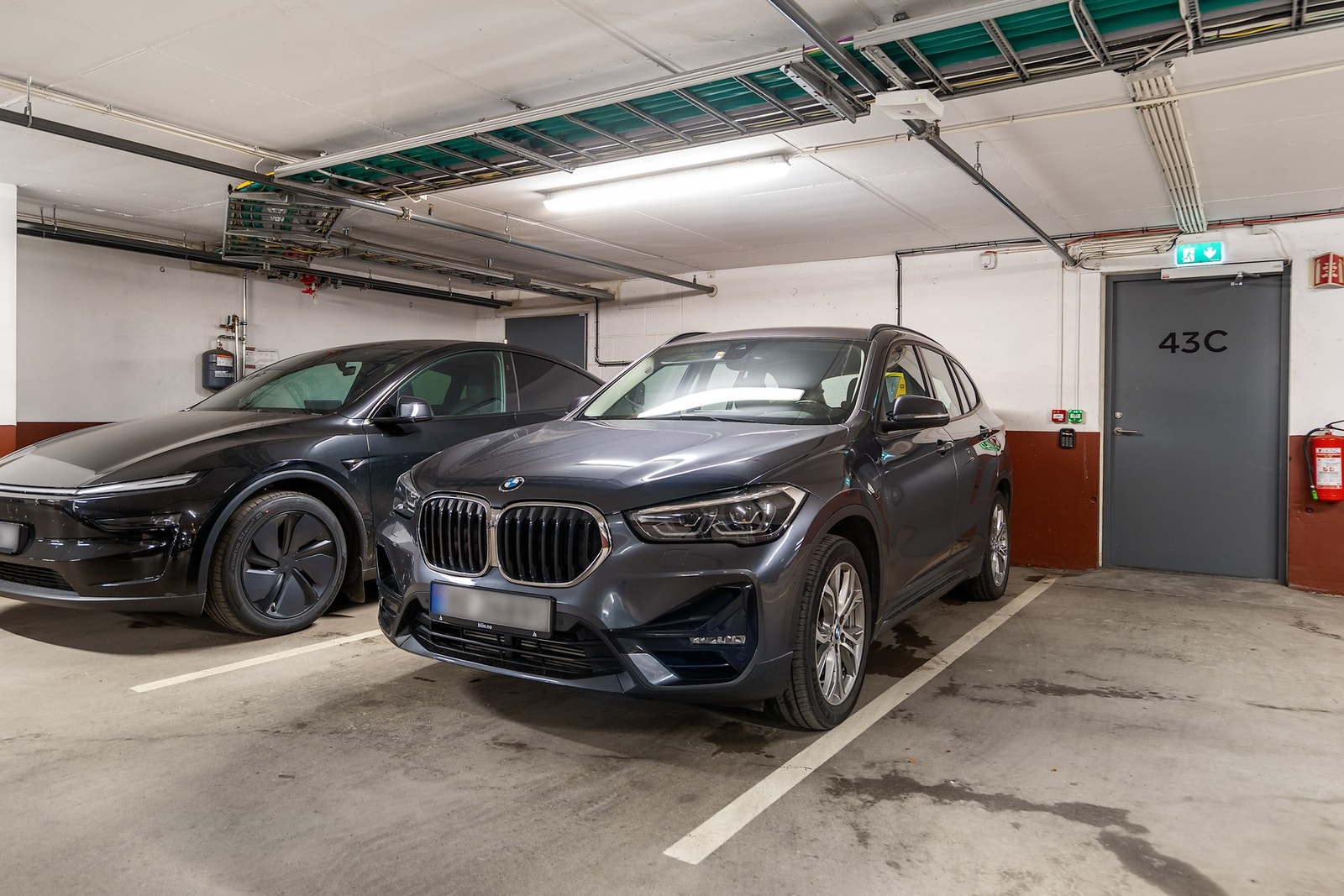 Det medfølger én romslig parkeringsplass (med el-billader) i felles garasjeanlegg. Galleribilde