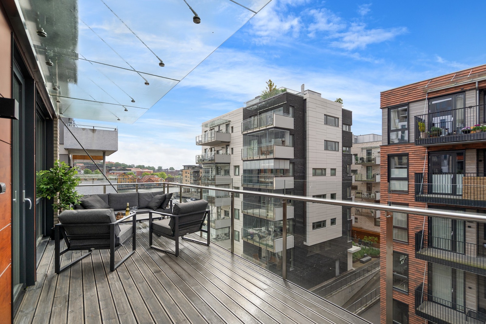 Hovedbalkongen på ca. 17 kvm har adkomst fra stuen og byr på god plass til både sittegruppe, grill og hyggelige sammenkomster. Galleribilde