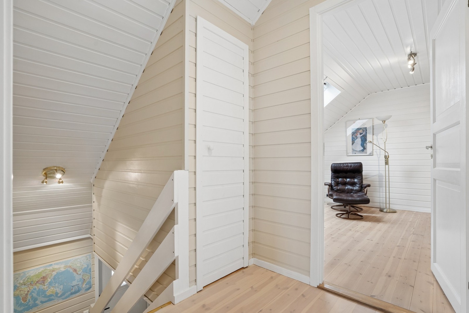 Gangen på loftet gir tilgang til to soverom, bad og kott. Galleribilde