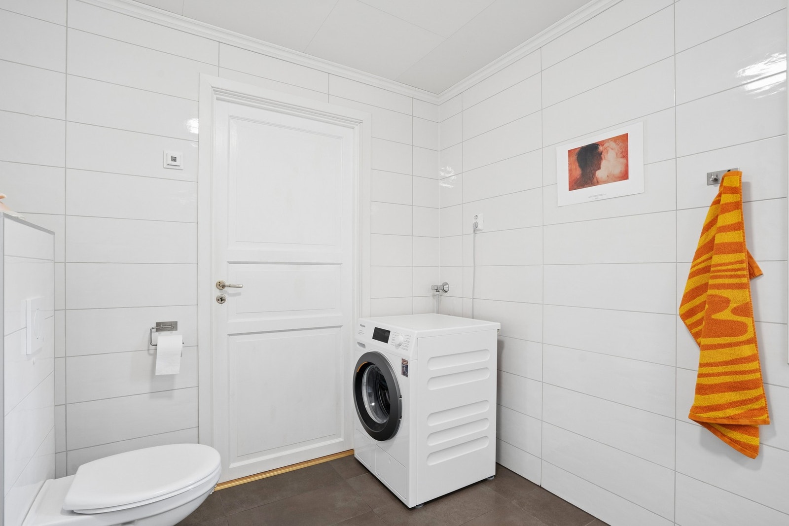 Her er det elektriske varmekabler i gulvet, mekanisk avtrekk og opplegg for vaskemaskin. Galleribilde