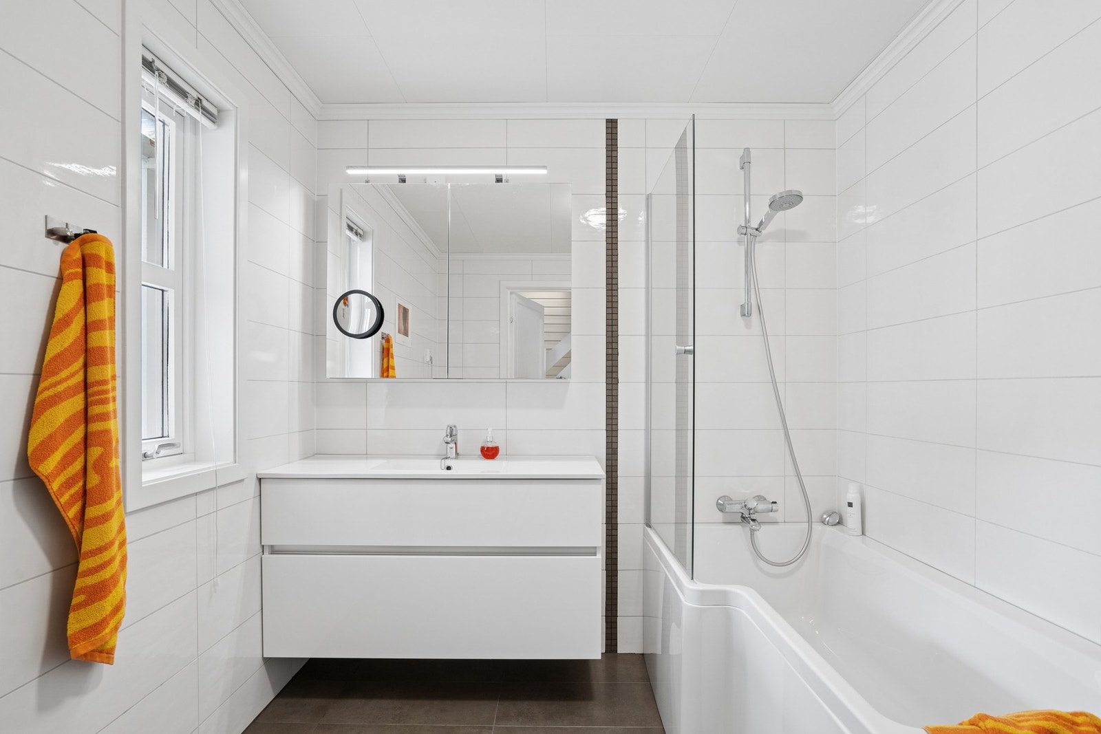 Badet i første etasje har flislagte overflater. Galleribilde