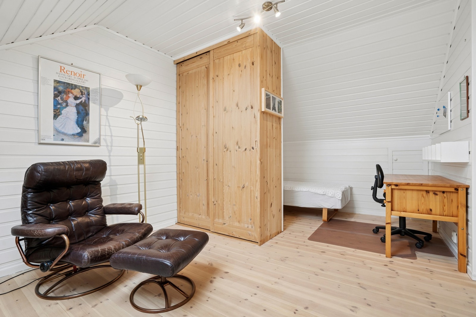 Rommet er innredet med plass til både sove- og arbeidssone. Galleribilde