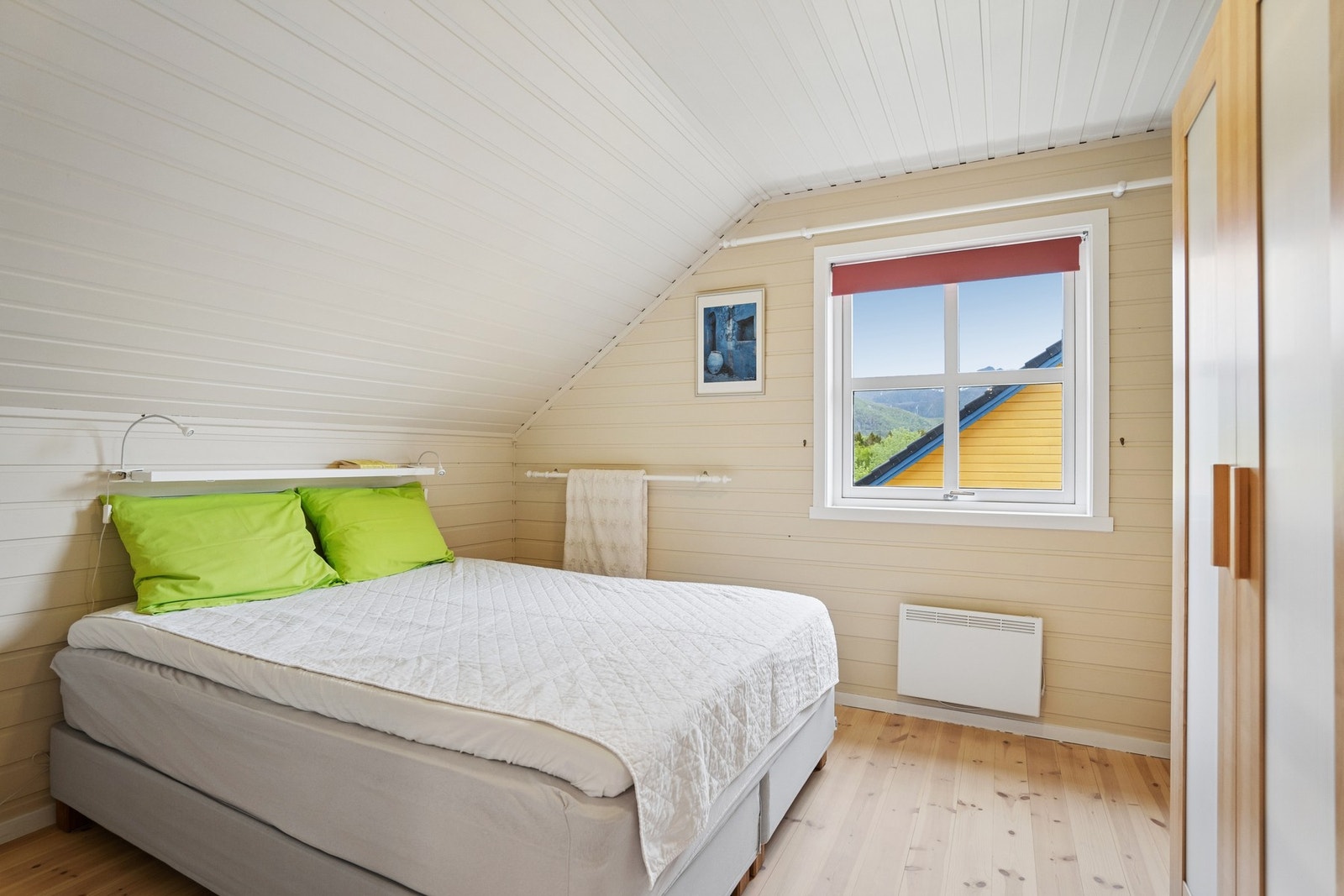 Det ene av to soverom på loftet, med plass til dobbeltseng og garderobeløsning. Galleribilde