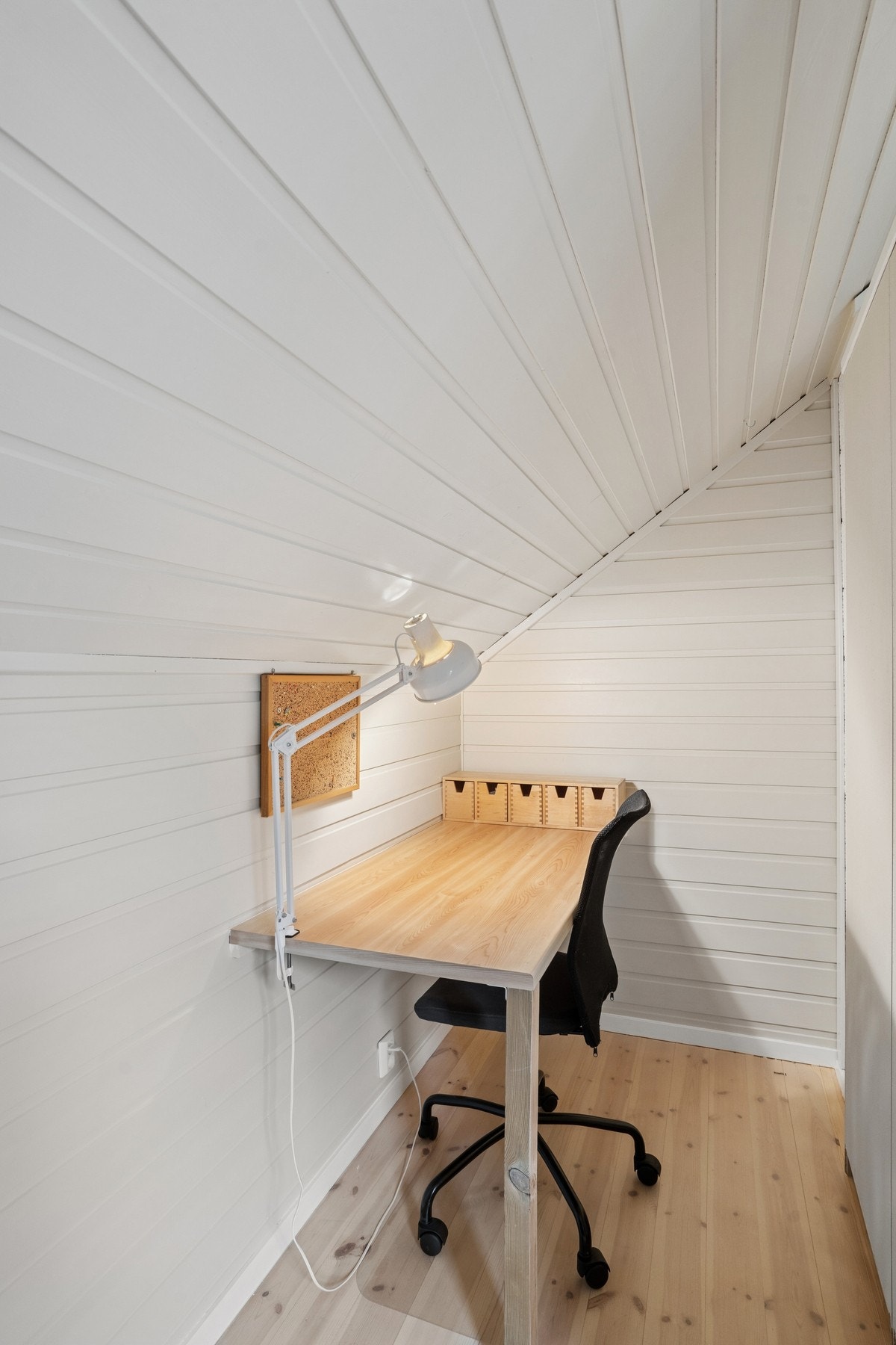 En smart løsning for en liten hjemmekontorplass bak garderobeskapet i soverommet. Galleribilde