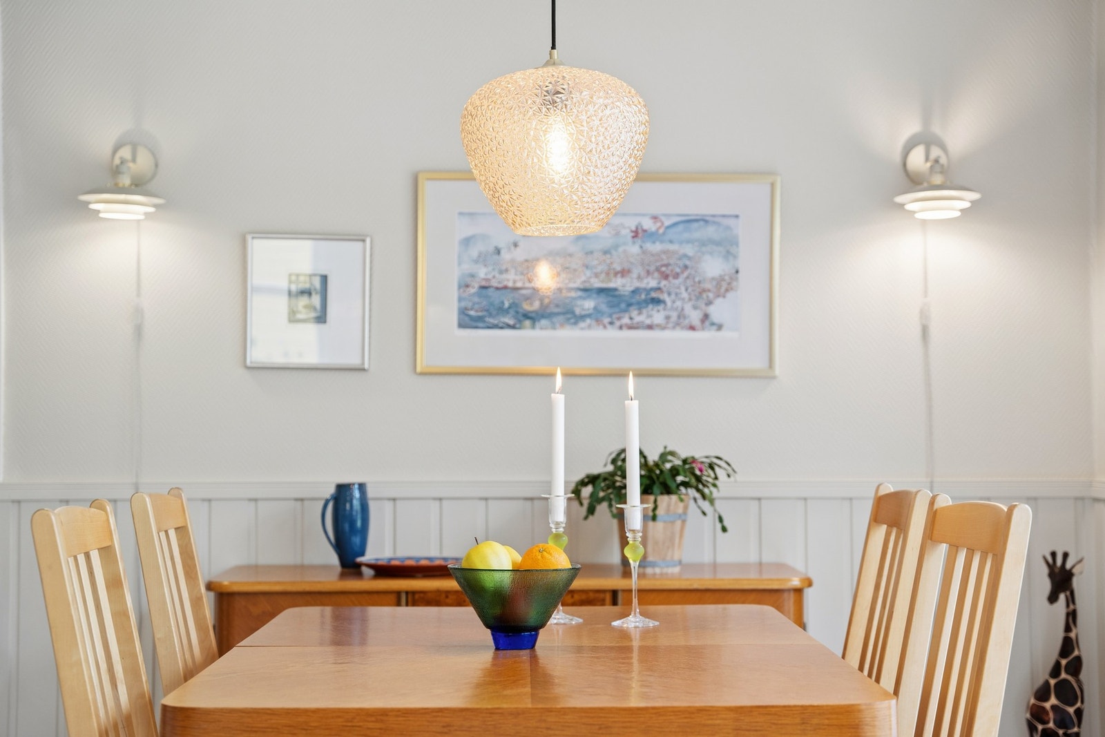 Spisestuen har god plass til hyggelige måltider med familie og venner. Galleribilde