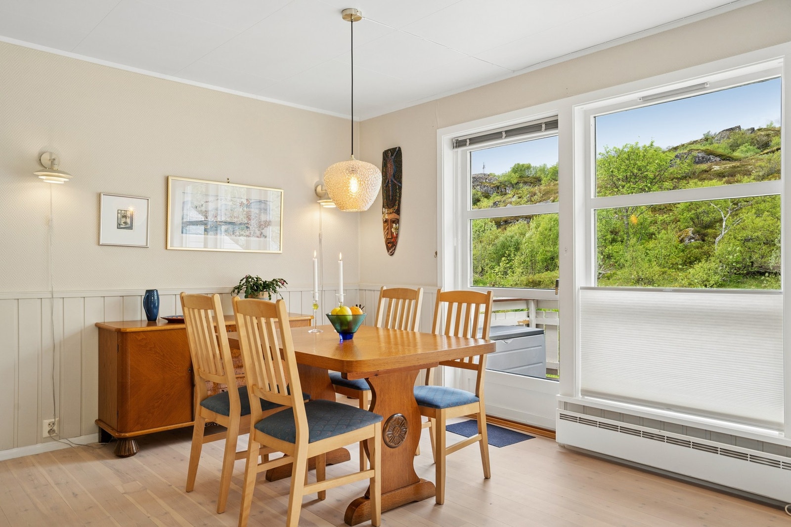 Fra spisestuen er det direkte utgang til en platting på 16 m². Galleribilde