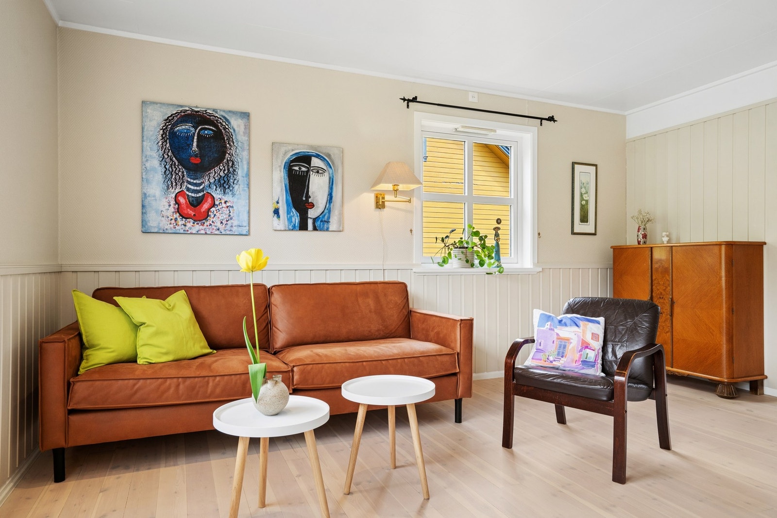 Overflatene består av furugulv og vegger med trepanel, som er gjennomgående i flere rom. Galleribilde