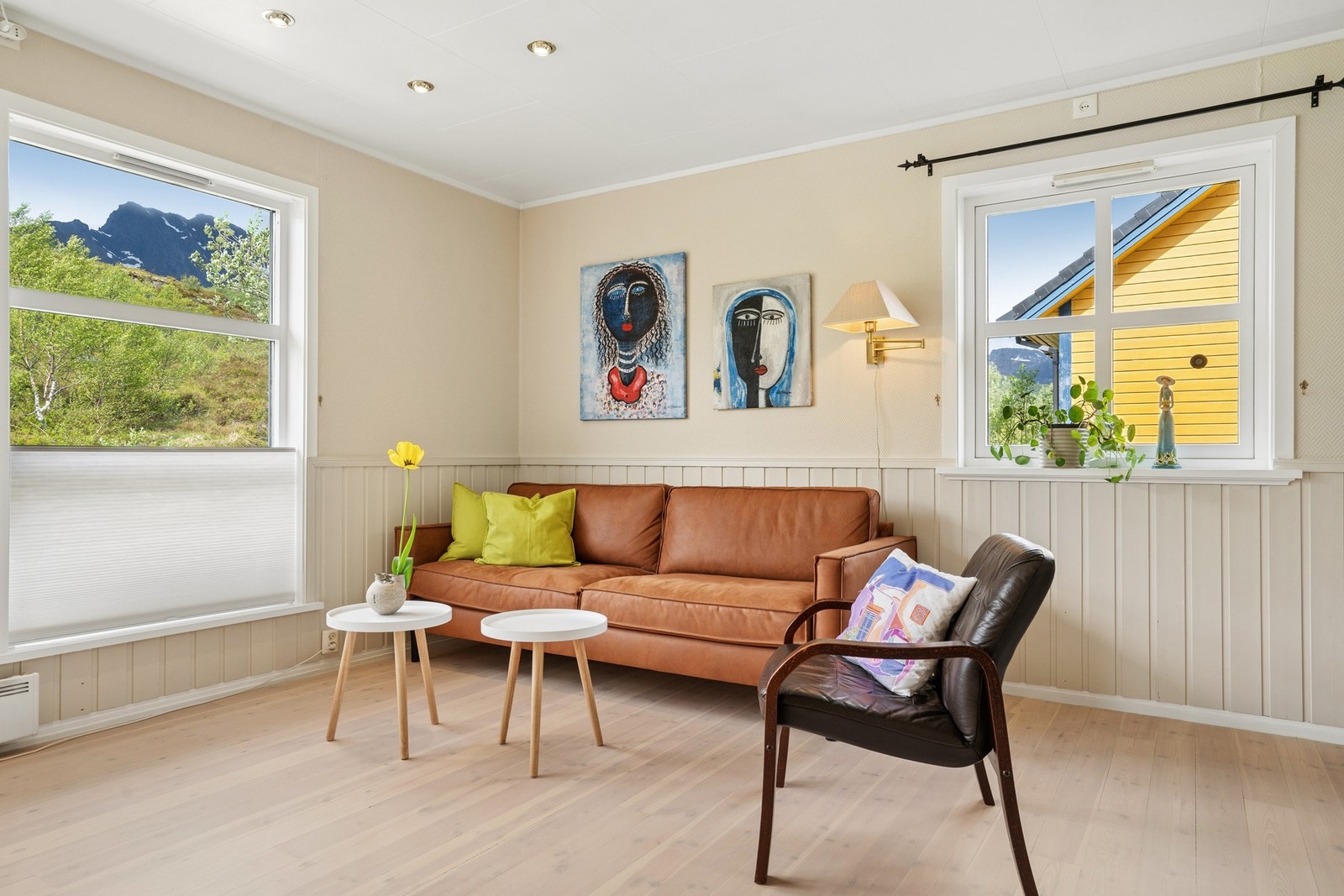 Store vindusflater med 2-lags glass gir godt med lys til oppholdsrommet. Galleribilde