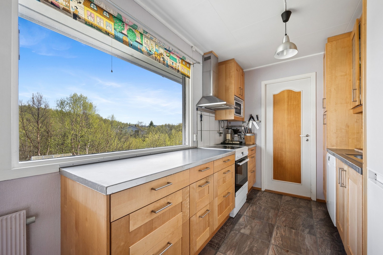God benkeplass for matlaging og en kjøkkenventilator med avtrekk ut. Galleribilde