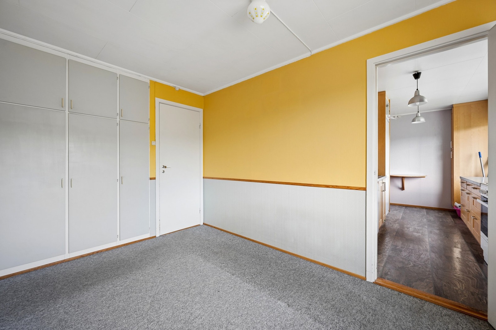Soverom i første etasje med gulvteppe og malte strievegger. Galleribilde