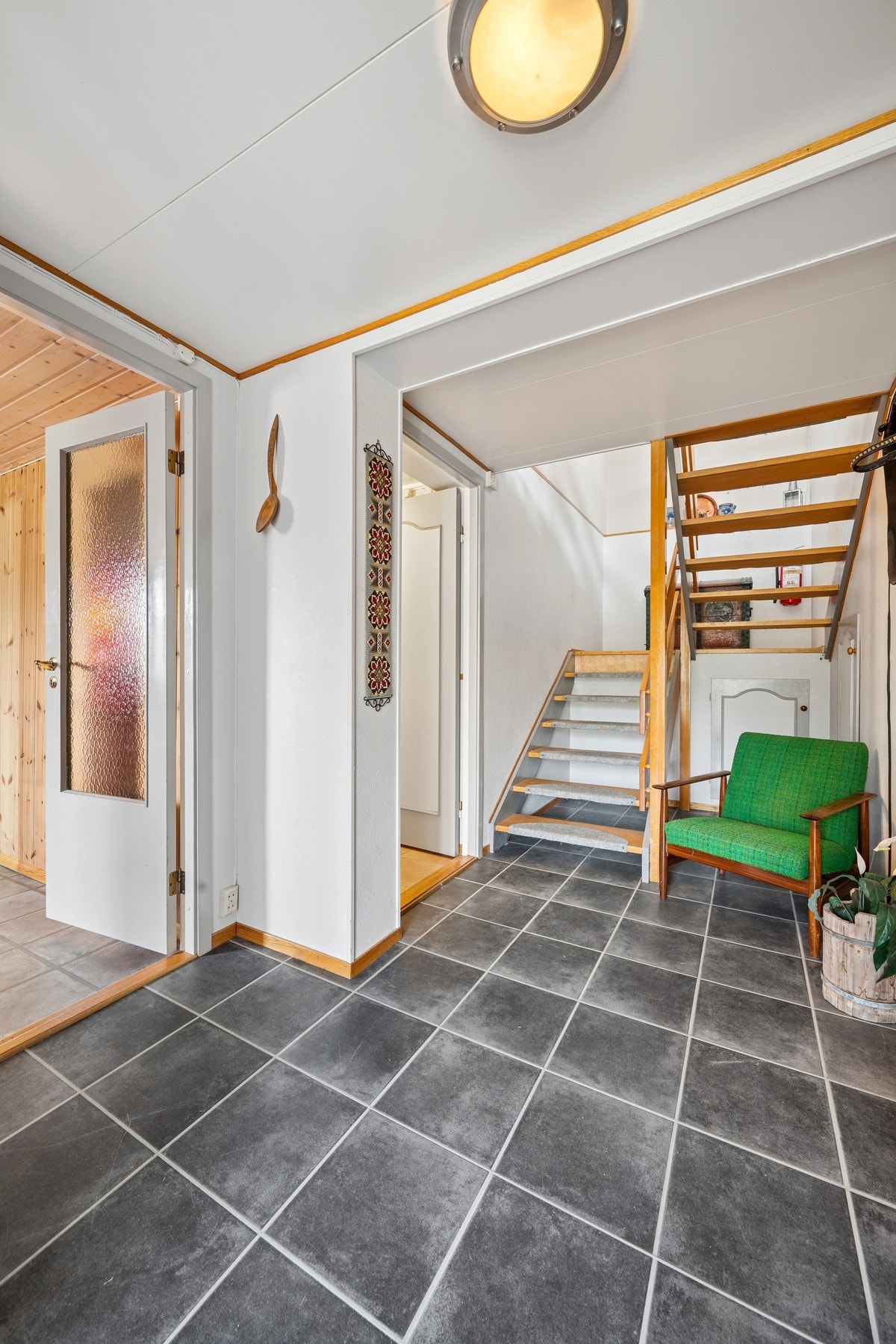 Fra gangen i underetasjen fører trappen opp til første etasje. Galleribilde