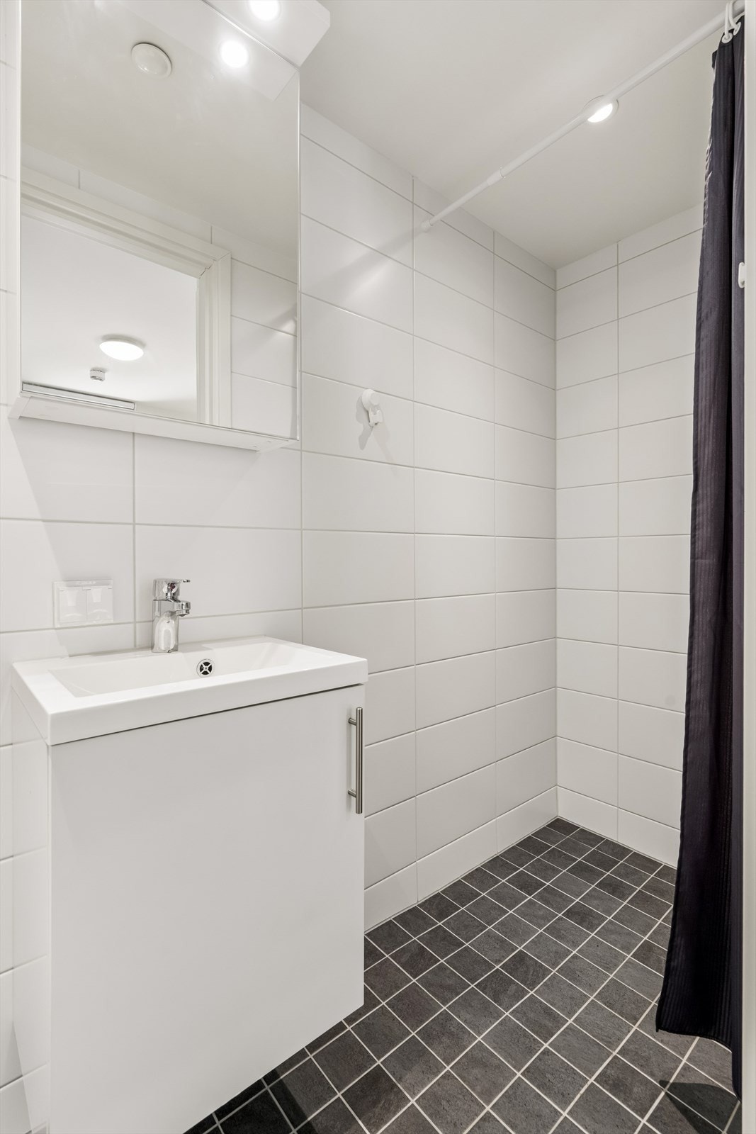Badet i hybeldelen er flislagt og har elektriske varmekabler i gulvet. Galleribilde