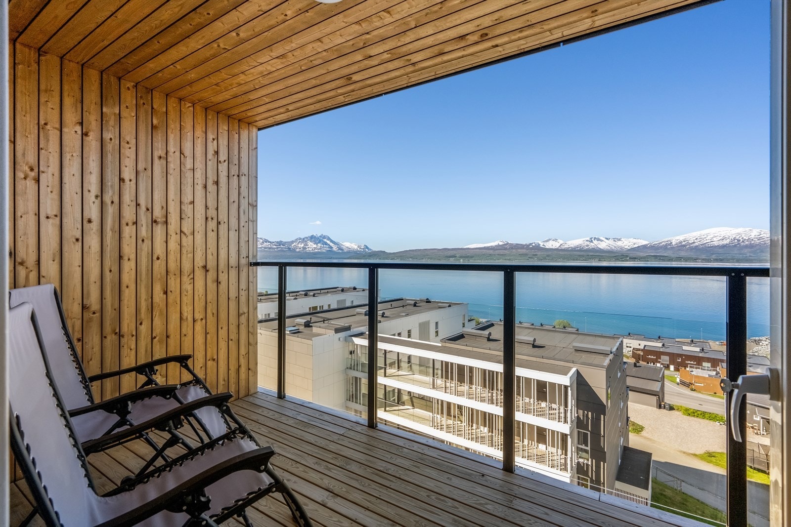 Verandaen har god plass til en sittegruppe. Galleribilde