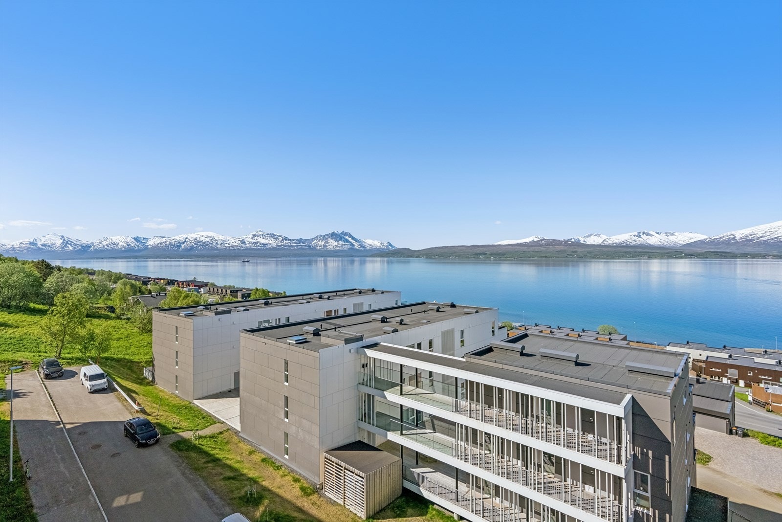 Leiligheten ligger i et nyere og etablert boligområde i Tromsdalen. Galleribilde