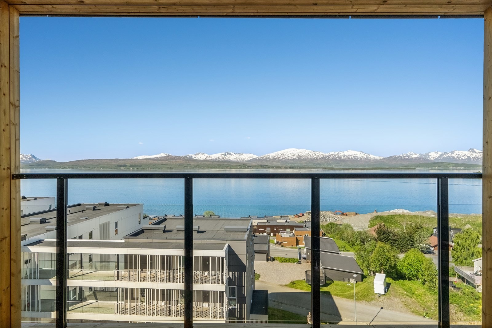 Fra leilighetens 5. etasje er det en vidstrakt utsikt over sundet og fjellene. Galleribilde