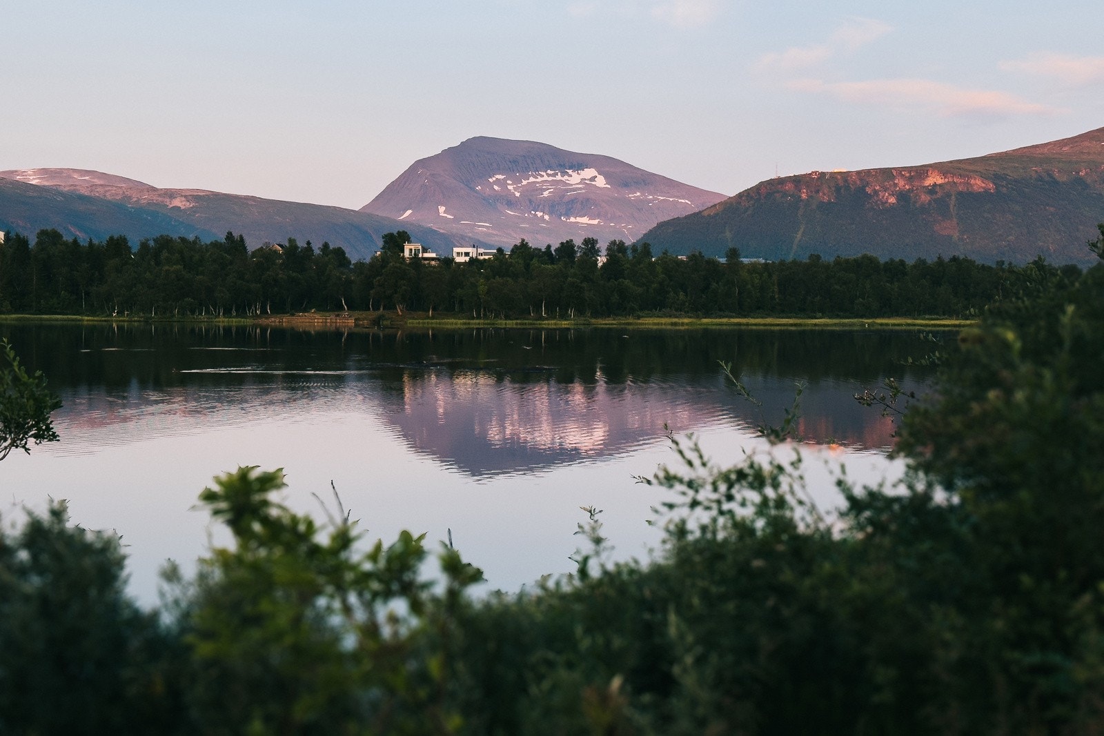 Umiddelbar nærhet til Prestvannet, som er et populært turområde sommer som vinter. Selgers private foto
