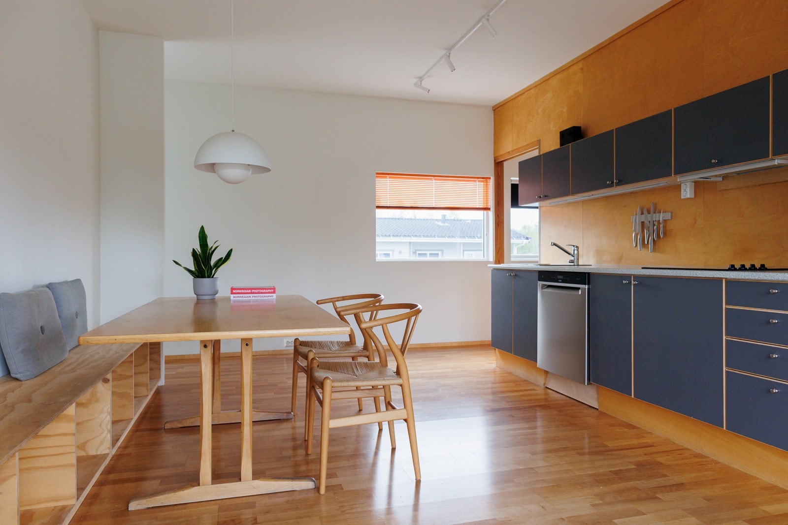 Her er det god plass til langbord hvor man kan samles til sosiale sammenkomster med venner og familie. Selgers private foto