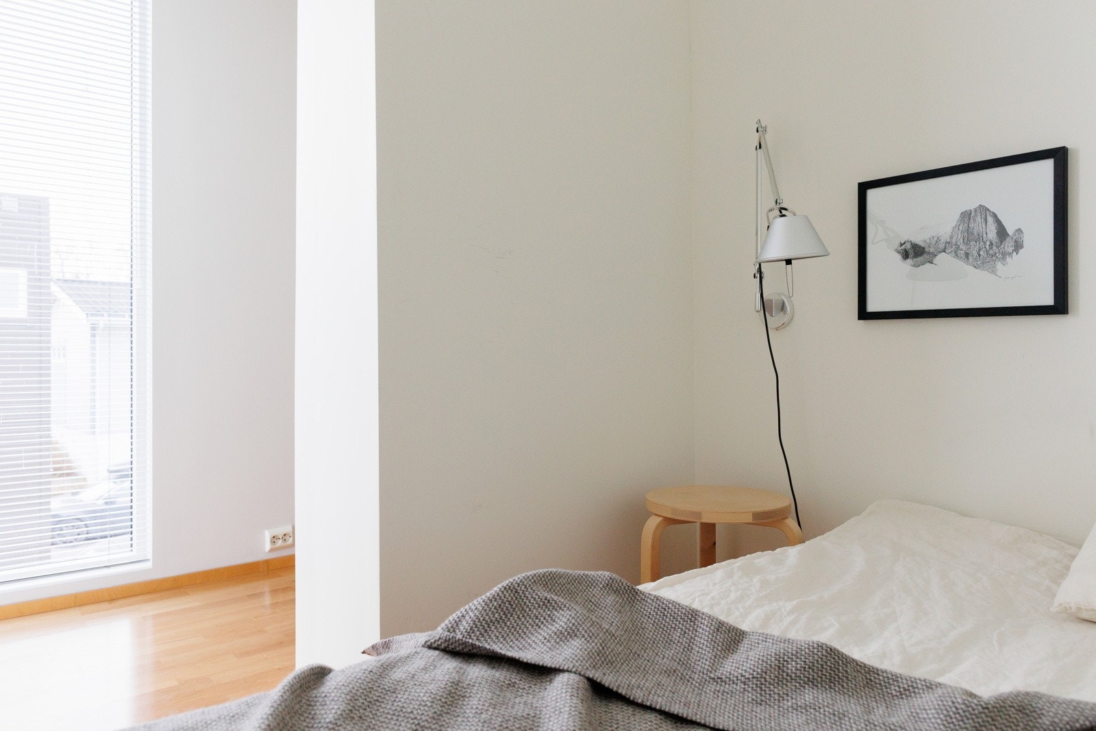 Sovealkoven er etablert ved å avsette areal fra stuen, og lettveggene kan enkelt fjernes - noe som gir boligen en fleksibel romløsning. Selgers private foto