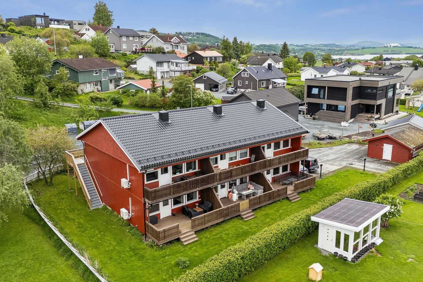 Moderne og sentral 3-roms leilighet beliggende i 1.etasje. Parkering. Privat veranda. Gangavstand til sentrumskjernen. Galleribilde
